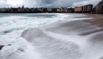 Lluvia, niebla, viento y olas ponen en aviso a 17 provincias por rachas de hasta 100 kilómetros por hora y olas de 7 metros en el norte