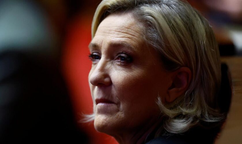 Loin des négociations politiques, Marine Le Pen achève la séquence d’hommages à son père