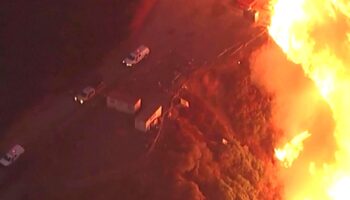 Los Angeles: Feuerwehrleute fliehen vor riesiger Flammenwand