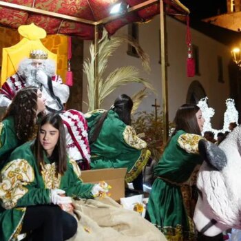 Los Reyes Magos llevan la ilusión a gran parte de la provincia de Córdoba en una jornada inédita por el adelanto