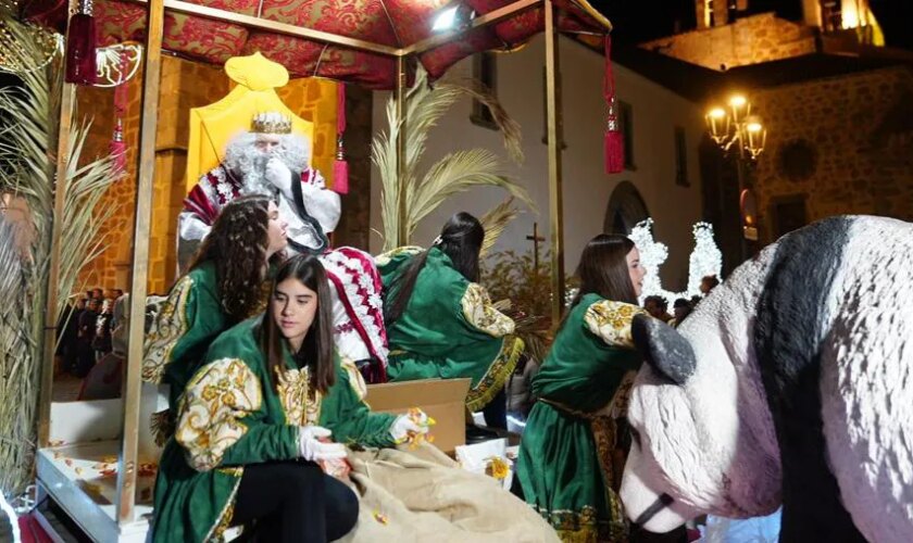 Los Reyes Magos llevan la ilusión a gran parte de la provincia de Córdoba en una jornada inédita por el adelanto