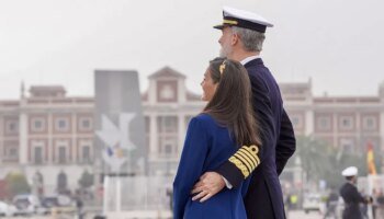 Los Reyes despiden en Cádiz a  la guardiamarina Borbón y Ortiz, que zarpa en el Juan Sebastián Elcano