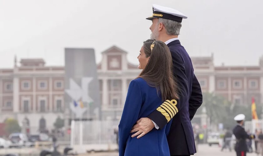 Los Reyes despiden en Cádiz a  la guardiamarina Borbón y Ortiz, que zarpa en el Juan Sebastián Elcano