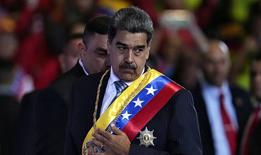 Maduro se hace un traje a la medida con la Constitución