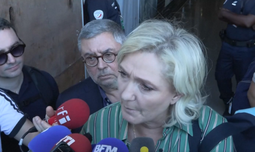 Marine Le Pen en visite à Mayotte pour mettre la pression sur le gouvernement