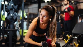 Mehr Kraft und Bewegung: So gelingt der Start im Fitnessstudio