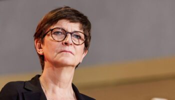 SPD-Chefin Saskia Esken guckt streng in die Kamera