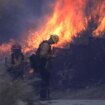 Miles de evacuados por un incendio sin control en Los Ángeles