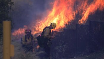 Miles de evacuados por un incendio sin control en Los Ángeles