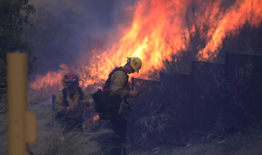 Miles de evacuados por un incendio sin control en Los Ángeles