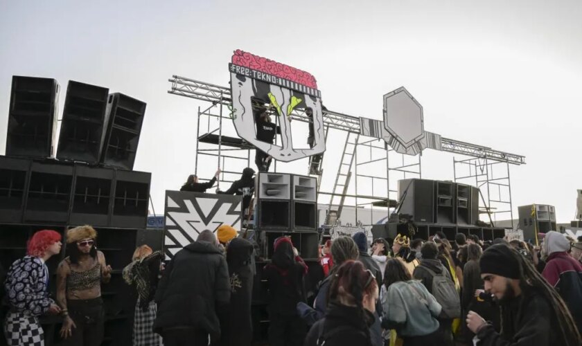 Miles de personas en la rave que comenzó en Nochevieja cerca del aeropuerto de Ciudad Real