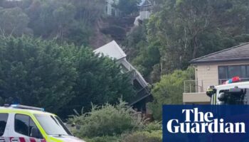 Mornington Peninsula house falls down cliff amid landslide