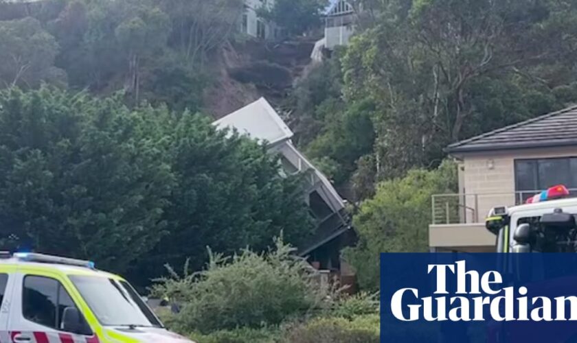 Mornington Peninsula house falls down cliff amid landslide