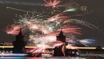 Ein buntes Feuerwerk gab es in Berlin. Foto: Paul Zinken/dpa