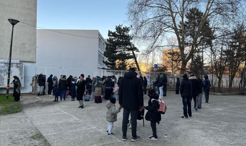 « Nos enfants mangent en manteau » : des centaines d’écoliers sans chauffage à Saint-Denis