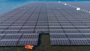 Für einen möglichen Einsatz von schwimmenden Photovoltaik-Anlagen auf der Nordsee ist laut Experten noch Forschung nötig. (Archi