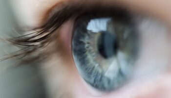 Optometrist says beauty trend is 'bad news' for your eyes