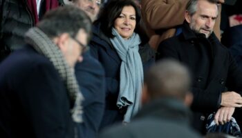 Paris : « Non, on ne vendra pas le Parc des Princes », répète Anne Hidalgo