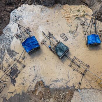 Peru: Rescue crews search for trapped miners