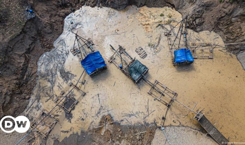 Peru: Rescue crews search for trapped miners