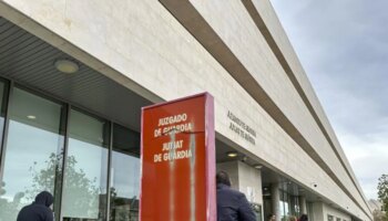 Pillados en un edificio okupado: a juicio dos ladrones por múltiples robos con violencia en Valencia