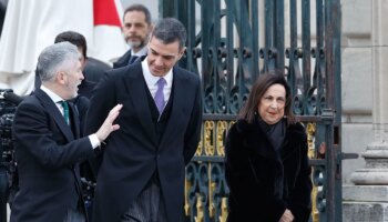 Pitos contra Sánchez a su llegada a la Pascua Militar: un puñado de concentrados le recibe con abucheos desde fuera del Palacio Real