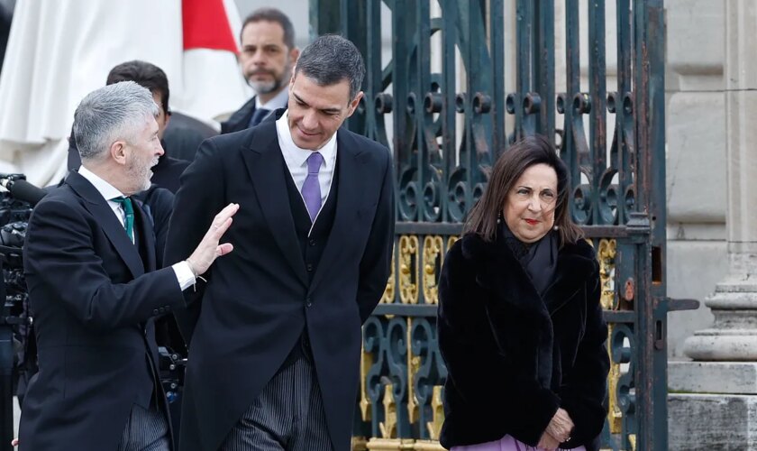 Pitos contra Sánchez a su llegada a la Pascua Militar: un puñado de concentrados le recibe con abucheos desde fuera del Palacio Real