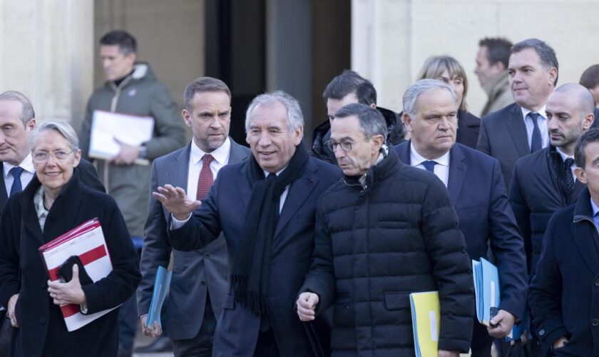 Premier Conseil des ministres pour François Bayrou, qui veut croire en sa bonne étoile