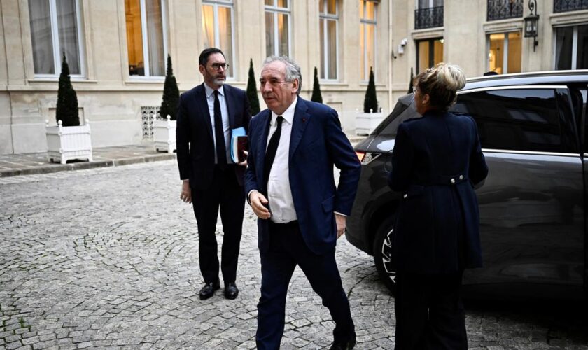 Premier Conseil des ministres pour le fragile gouvernement de François Bayrou