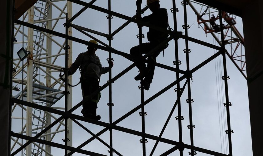 Das kriselnde deutsche Baubranche steht nach einer Prognose des DIW vor einer Trendwende (Archivbild) Foto: Jan Woitas/dpa