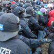 Proteste: Sitzblockaden verzögern AfD-Parteitag in Riesa – Polizei im Großeinsatz