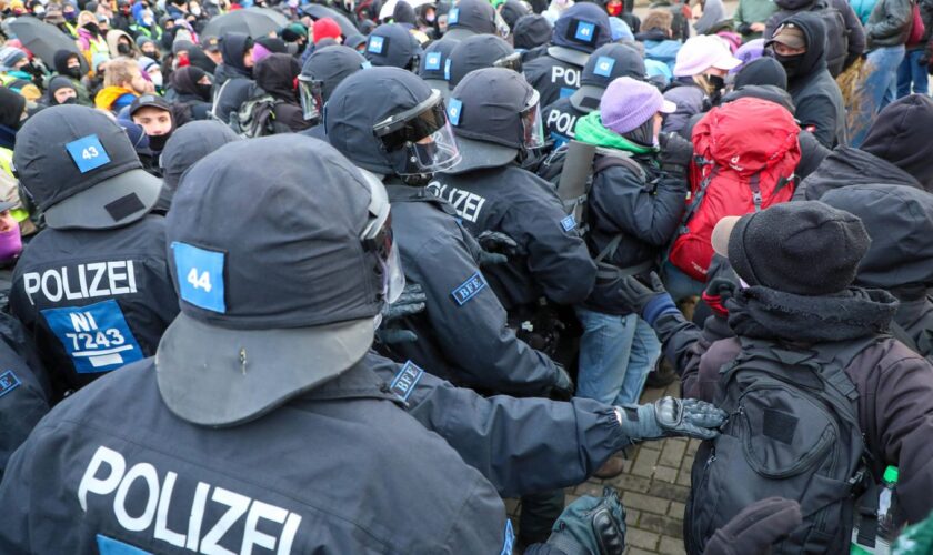 Proteste: Sitzblockaden verzögern AfD-Parteitag in Riesa – Polizei im Großeinsatz