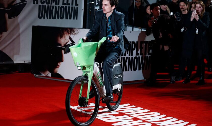 Quand Timothée Chalamet arrive sur le tapis rouge d’« Un Parfait Inconnu » en « vélib’ » londonnien