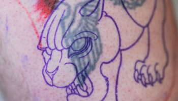 In einem Tattoo-Studio in Siegen werden Reichsadler, Hakenkreuze und andere Hass-Symbole kostenlos mit neuen Tattoos übermalt. F