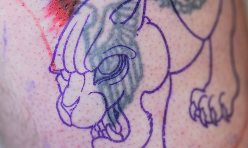 In einem Tattoo-Studio in Siegen werden Reichsadler, Hakenkreuze und andere Hass-Symbole kostenlos mit neuen Tattoos übermalt. F