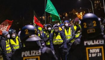 Riesa: AfD-Gegner blockieren AfD-Bundesparteitag