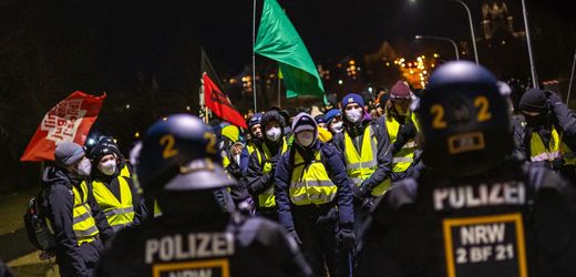 Riesa: AfD-Gegner blockieren AfD-Bundesparteitag