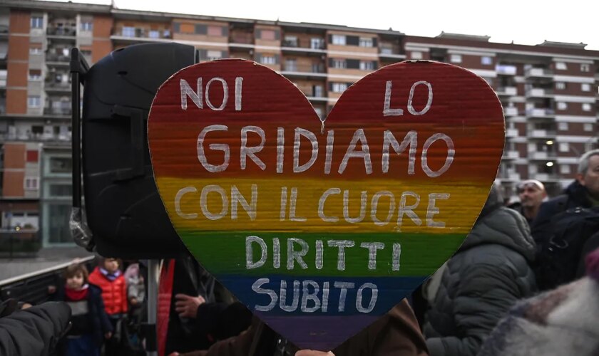 Roma se manifiesta contra una agresión homófoba a una pareja homosexual en Nochevieja