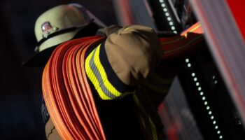 Die Feuerwehr war laut Polizei mit rund 120 Einsatzkräften vor Ort. (Symbolbild) Foto: Marijan Murat/dpa