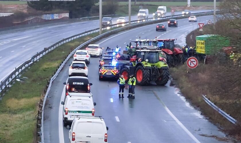 Seine-et-Marne : bloqués à 50 km de Paris, des agriculteurs se disent « traités comme des terroristes »