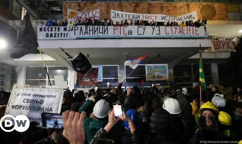 Serbia: Protesters rally against public broadcaster