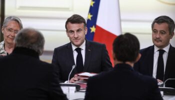 Sondage : 86 % des Français estiment qu’Emmanuel Macron sera contraint de nommer un autre premier ministre en 2025