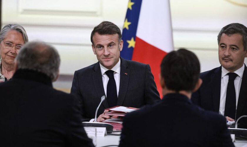 Sondage : 86 % des Français estiment qu’Emmanuel Macron sera contraint de nommer un autre premier ministre en 2025