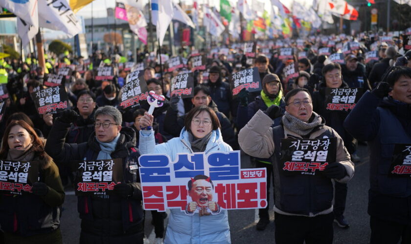 South Korea Fails to Detain Impeached President in Standoff at His Home