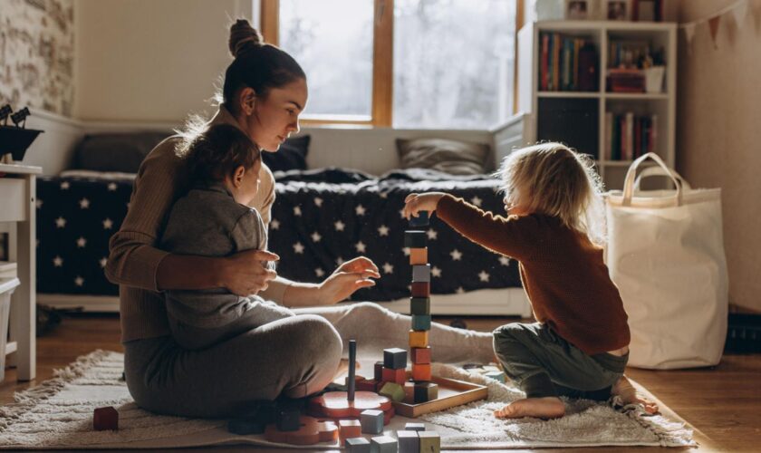 Eine Mutter spielt mit ihren Kindern (Symbolbild)