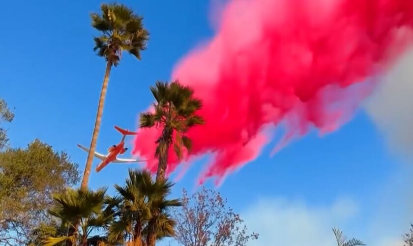 Surreale Bilder: Darum färben Löschflugzeuge Los Angeles pink