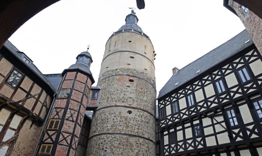 Blick auf den Bergfried der Burg Falkenstein Foto: Matthias Bein/dpa