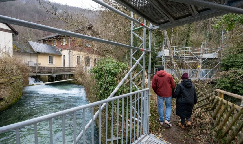 Provisorische Zugänge machen die blaue Quelle trotz Bauarbeiten zugänglich. Foto: Stefan Puchner/dpa