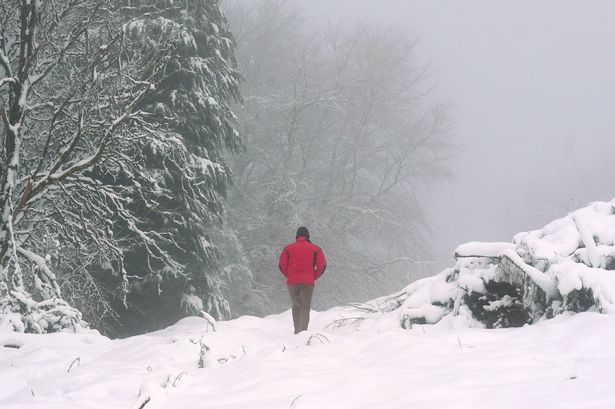 UK snow: Weather maps show exact date 12 HOUR Arctic blast will bring '5cm per hour'