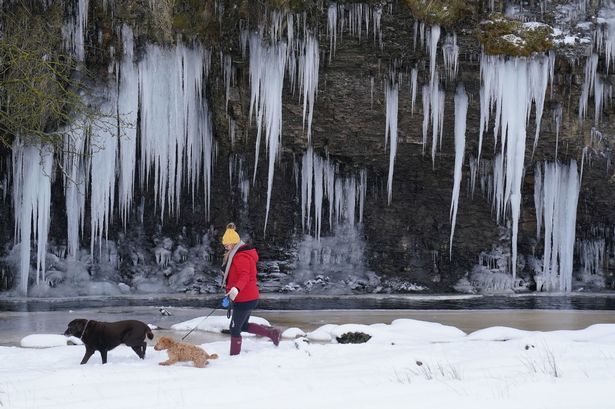 UK snow maps show 13 INCHES coming next week as Met Office warns of 'increasing chance'